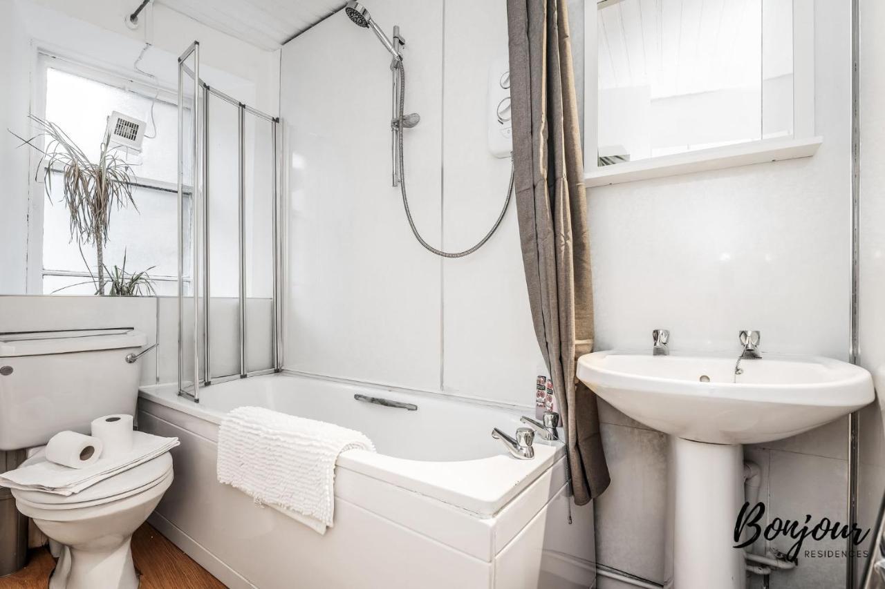 Cosy Grassmarket 2Br-1Ba - Newly Decorated! By Bonjour Residences Единбург Екстериор снимка